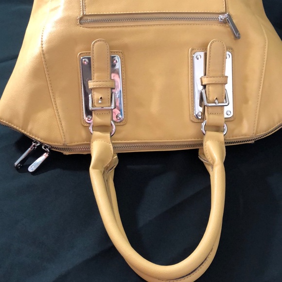 “C” yellow color shoulders Bag - Picture 4 of 14